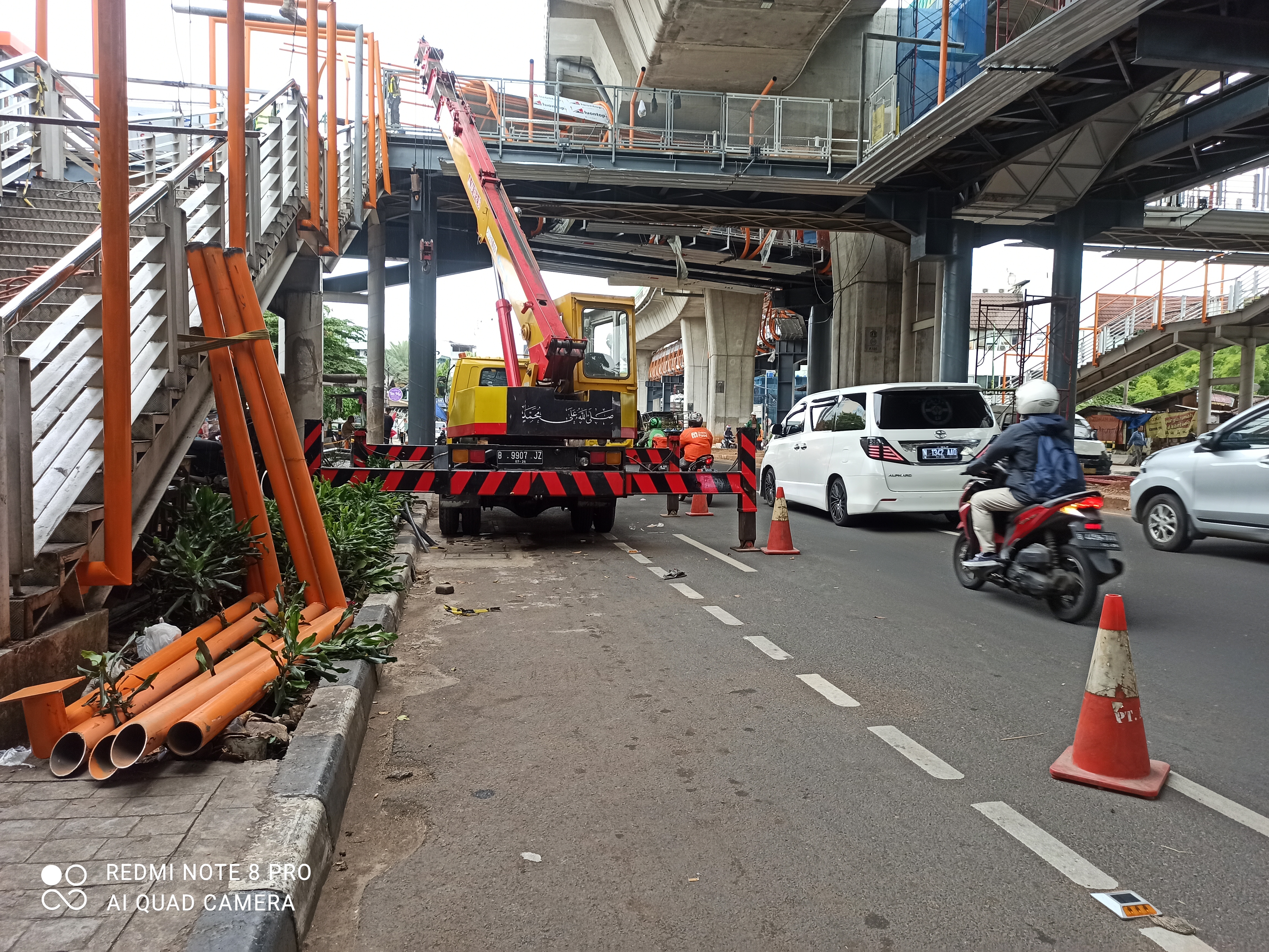 Pemasangan Atap Revitalisasi JPO di Jalan Kebayoran Baru Wilayah Kebayoran Baru Jakarta Selatan