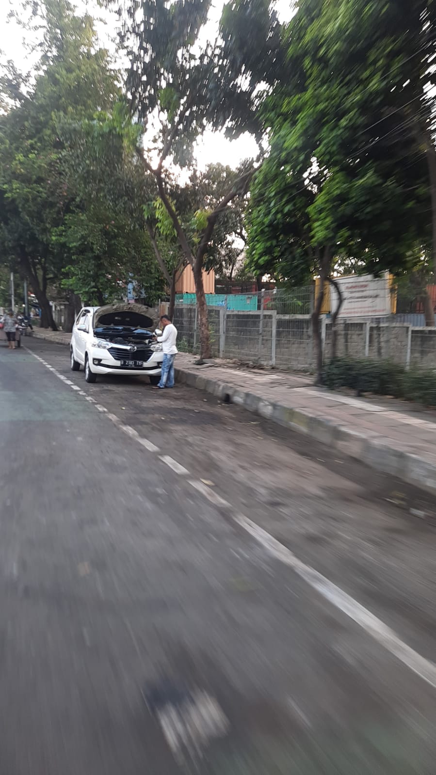 Mobil mogok di Jalan MT Hariyono Wilayah Kebayoran Baru Jakarta Selatan