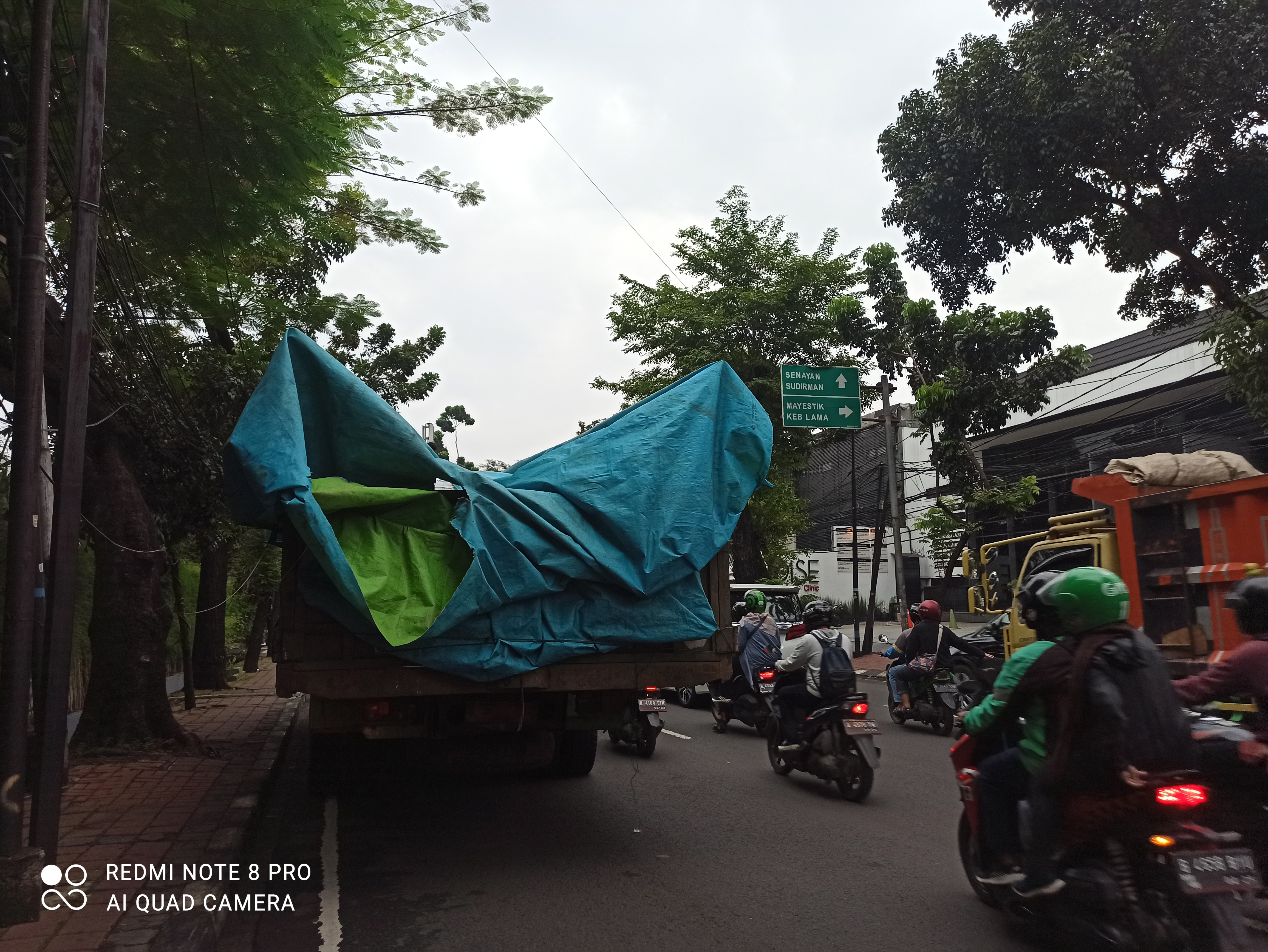 Mobil mogok di Jalan Pakubuwono Wilayah Kebayoran Baru Jakarta Selatan