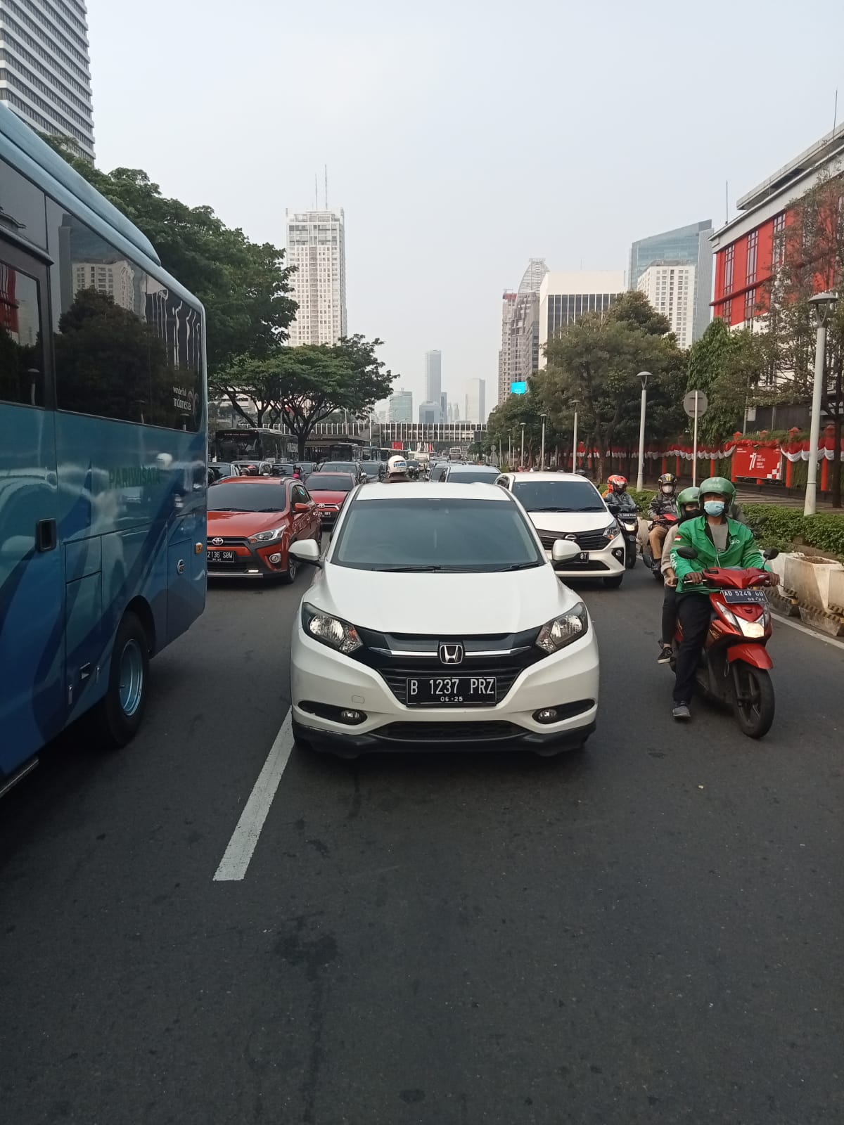 Mobil mogok di Jalan Sudirman Thamrin Wilayah Kebayoran Baru Jakarta Selatan