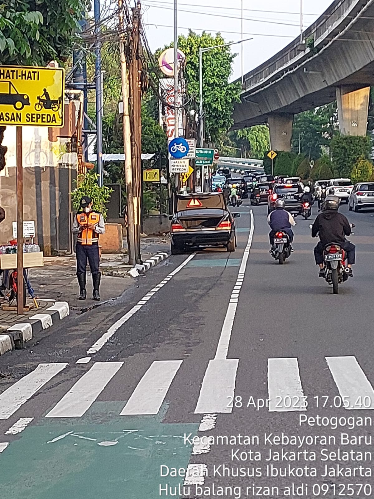 Mobil mogok di Jalan Prapanca Raya Wilayah Kebayoran Baru Jakarta Selatan